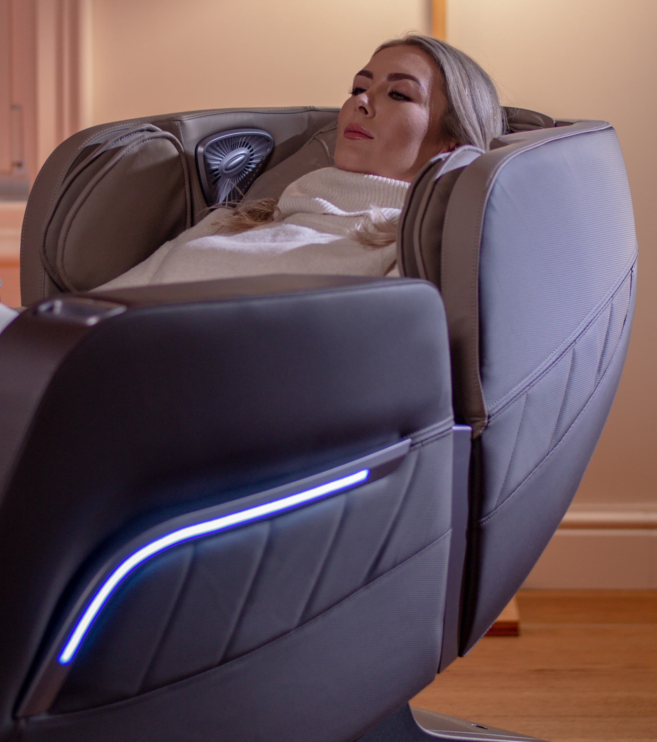 De FOCUS II-massagestoel heeft een USB-poort waarmee je je telefoon of tablet oplaadt. Met de afstandsbediening pas je de massage eenvoudig aan zonder op te staan.